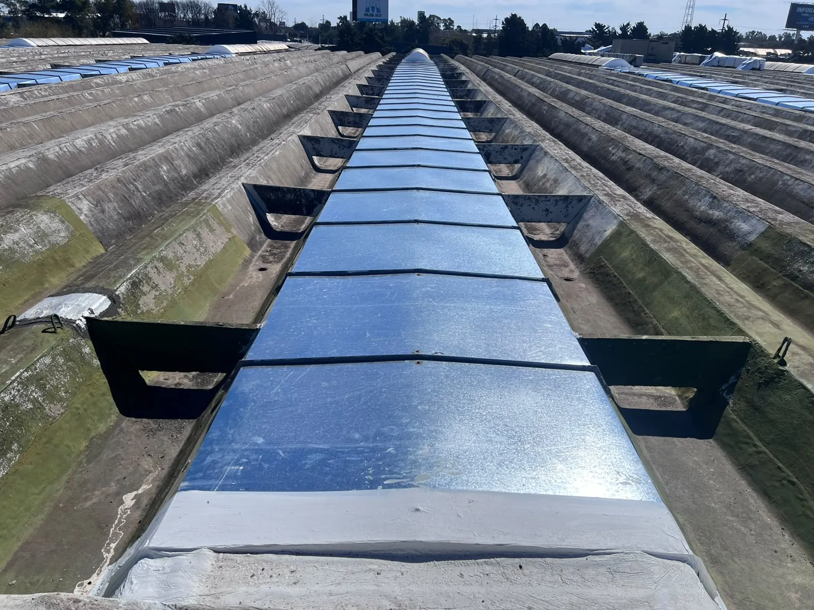 Montaje de nuevas luceras industriales, Arcor Pacheco — MCM3 SRL (foto 13)