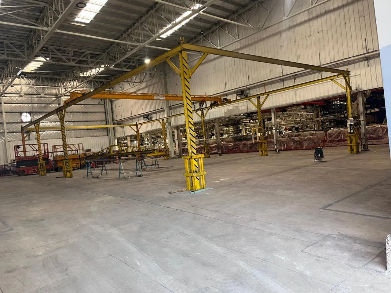 Testeras y puente grúa planta argentina — MCM3 SRL