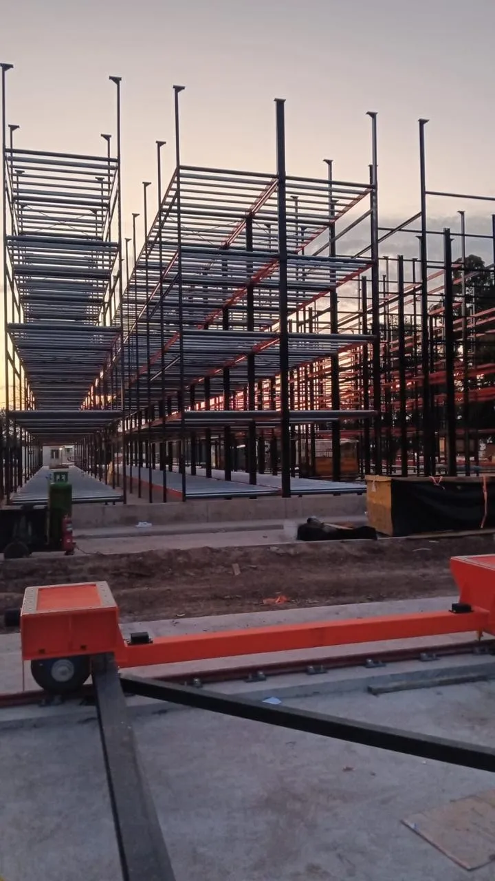 Carriles y sistema de izaje planta industrial — MCM3 SRL