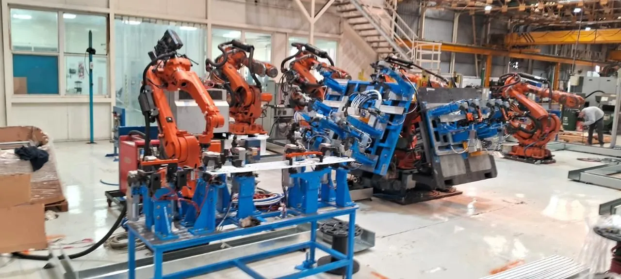 Robots soldadura industrial planta automotriz — MCM3 SRL